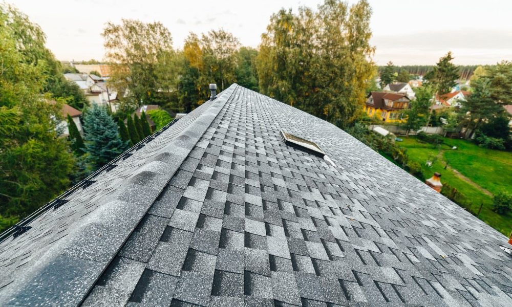 Commercial Flat Roofing: Finding Reliable Contractors in 2025